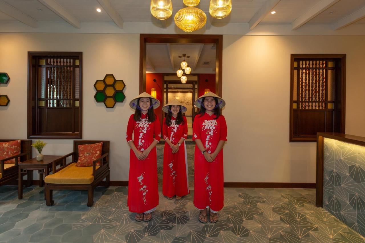 Cozy Savvy Boutique Hotel Хой Ан Екстериор снимка Vietnamese women wearing the áo dài